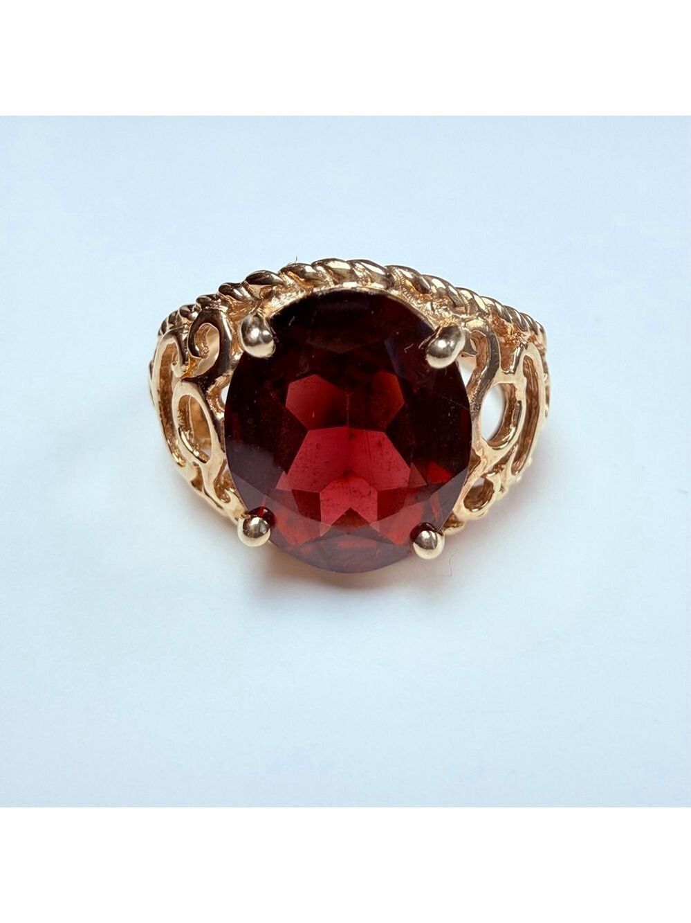 14K Solid Yellow Gold 5.3 CT Red Garnet Solitaire Ornate Royal Vintage Ring